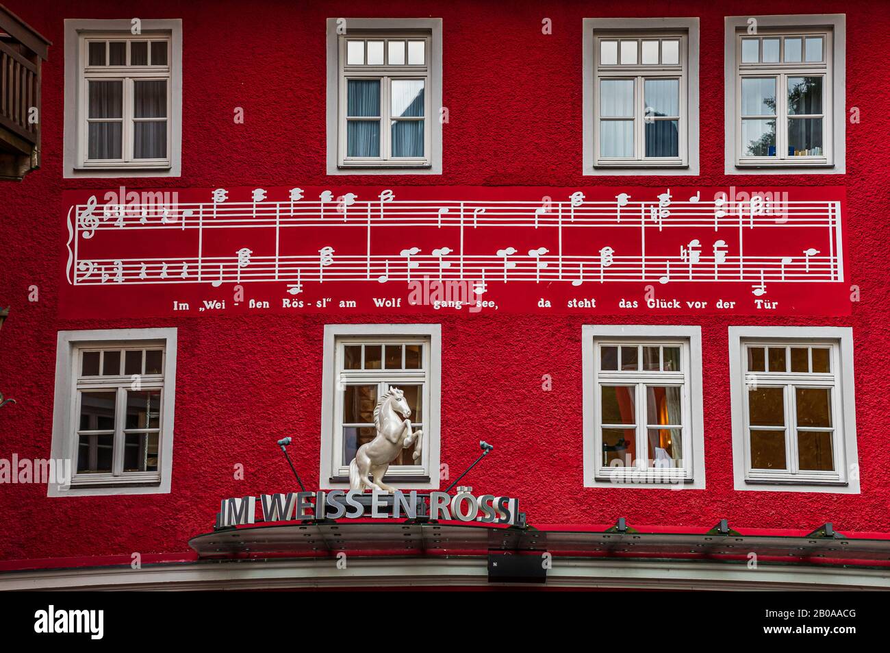 Sankt WOLFGANG, AUTRICHE - 02 AOÛT 2019 - Score de l'opérette le White Horse Inn sur la façade de l'hôtel à Sankt Wolfgang ont été écrits Banque D'Images
