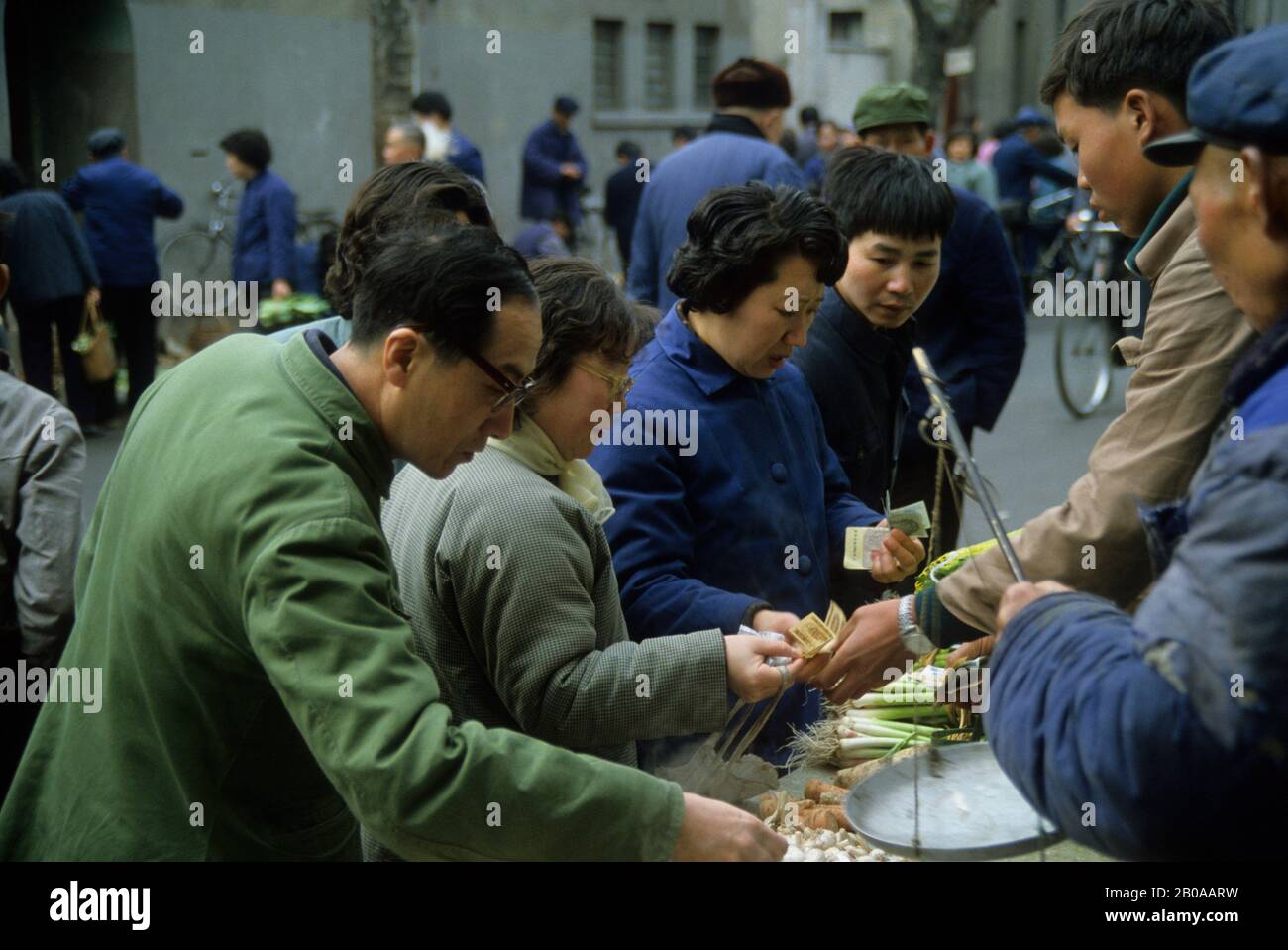 CHINE, SHANGHAI, SCÈNE DU MARCHÉ DE LA RUE Banque D'Images