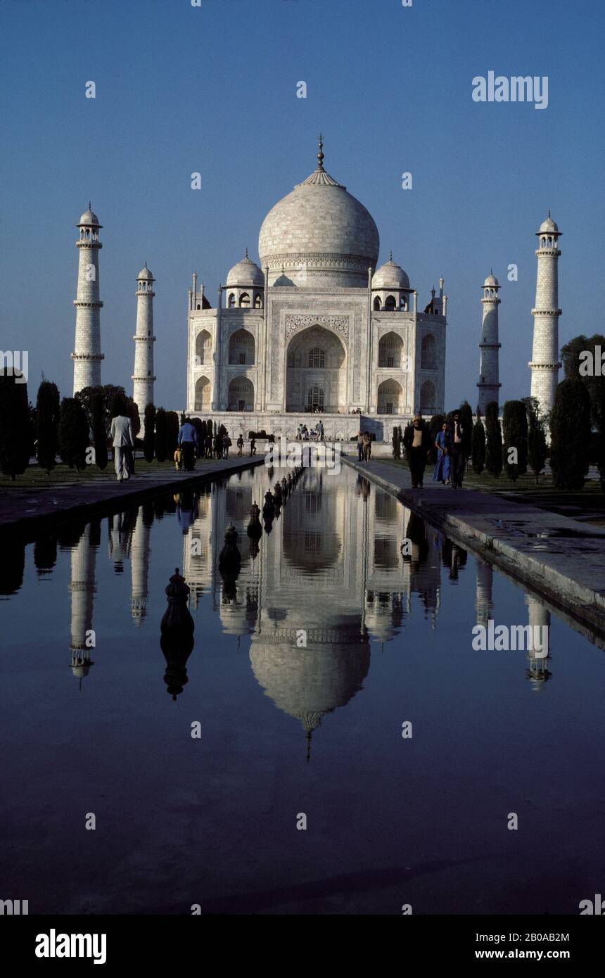 INDE, VUE DU TAJ MAHAL W/REFLET DANS L'EAU Banque D'Images