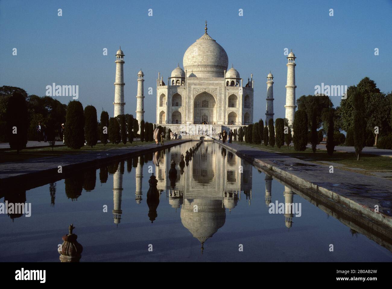 INDE, AGRA, TAJ MAHAL VUE, AVEC RÉFLEXION DANS L'EAU Banque D'Images