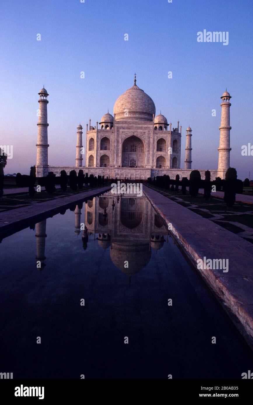 INDE, AGRA, RÉFLEXION TAJ MAHAL DANS L'EAU, LUMIÈRE DU SOIR Banque D'Images