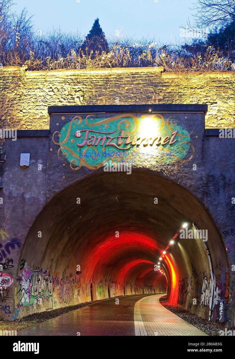 Tunnel Dorrenberg, « Tanztunnel », ancienne voie ferrée, maintenant le chemin du cycle dans la soirée, Allemagne, Rhénanie-du-Nord-Westphalie, Bergisches Land, Wuppertal Banque D'Images