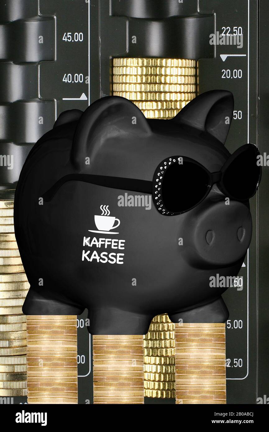 Bande de porc noir avec lunettes de soleil et lettrage Kaffeekasse, chaton, trieuse de pièce en arrière-plan, composition Banque D'Images