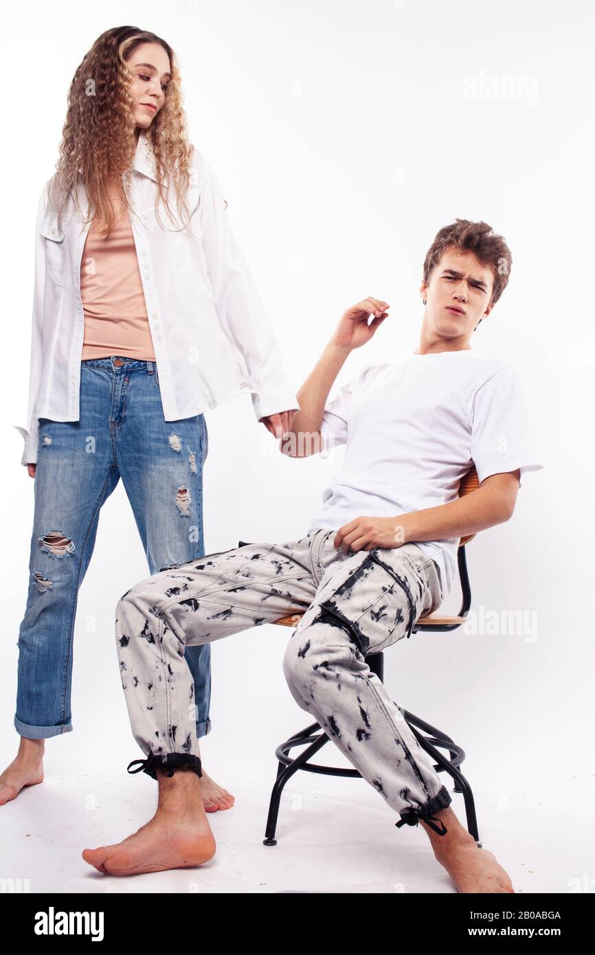 un jeune couple qui pose sur fond blanc isolé, lutte, argumenter, concept de personnes mécontentes Banque D'Images