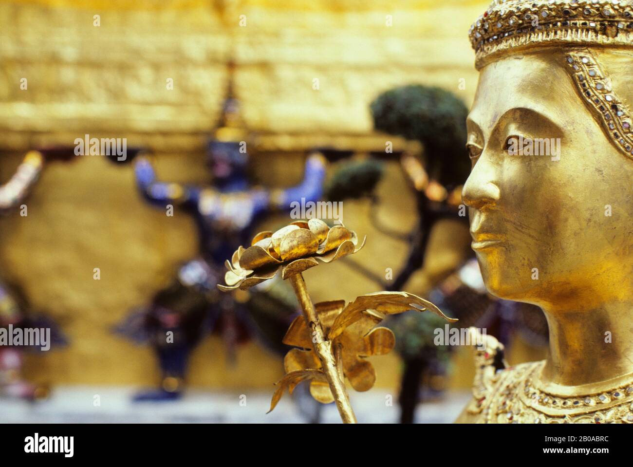 THAÏLANDE, BANGKOK, GRAND PALAIS, KINNARA EN BRONZE DORÉ, DÉMONS (STATUE RELIGIEUSE) EN ARRIÈRE-PLAN Banque D'Images