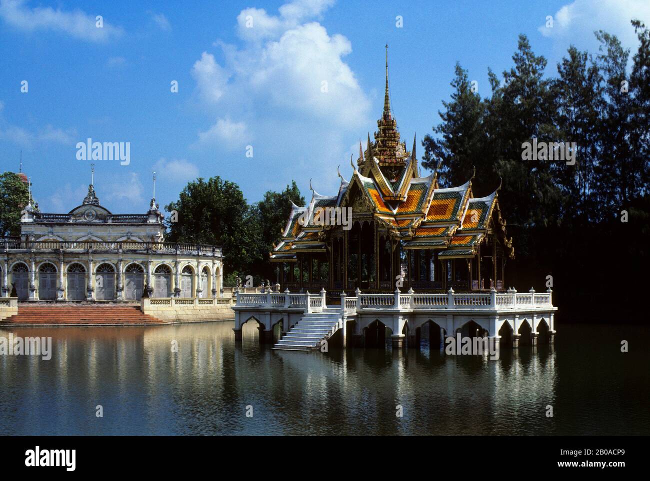 THAÏLANDE, BANG PA-IN, AISAWAN TIPAYA ASNA, PAVILLION DE STYLE THAÏLANDAIS, PALAIS D'ÉTÉ BACKGRND Banque D'Images