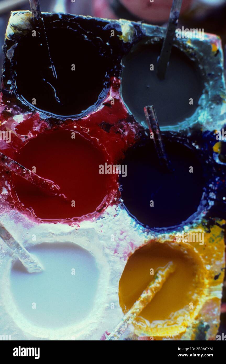 THAÏLANDE DU NORD, CHIANG MAI, PRODUCTION DE PAPIER PARASOL, PALETTE DE PEINTURE COLORÉE Banque D'Images