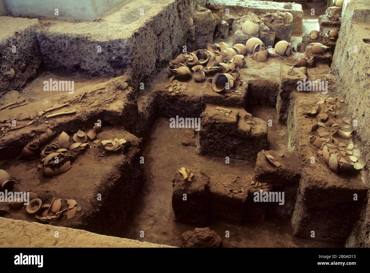 NE THAÏLANDE, PRÈS D'UDON THANI, BAN CHIANG, SITE ARCHÉOLOGIQUE, 3600-250 AV. J.-C., POTERIE ET SQUELETTE Banque D'Images