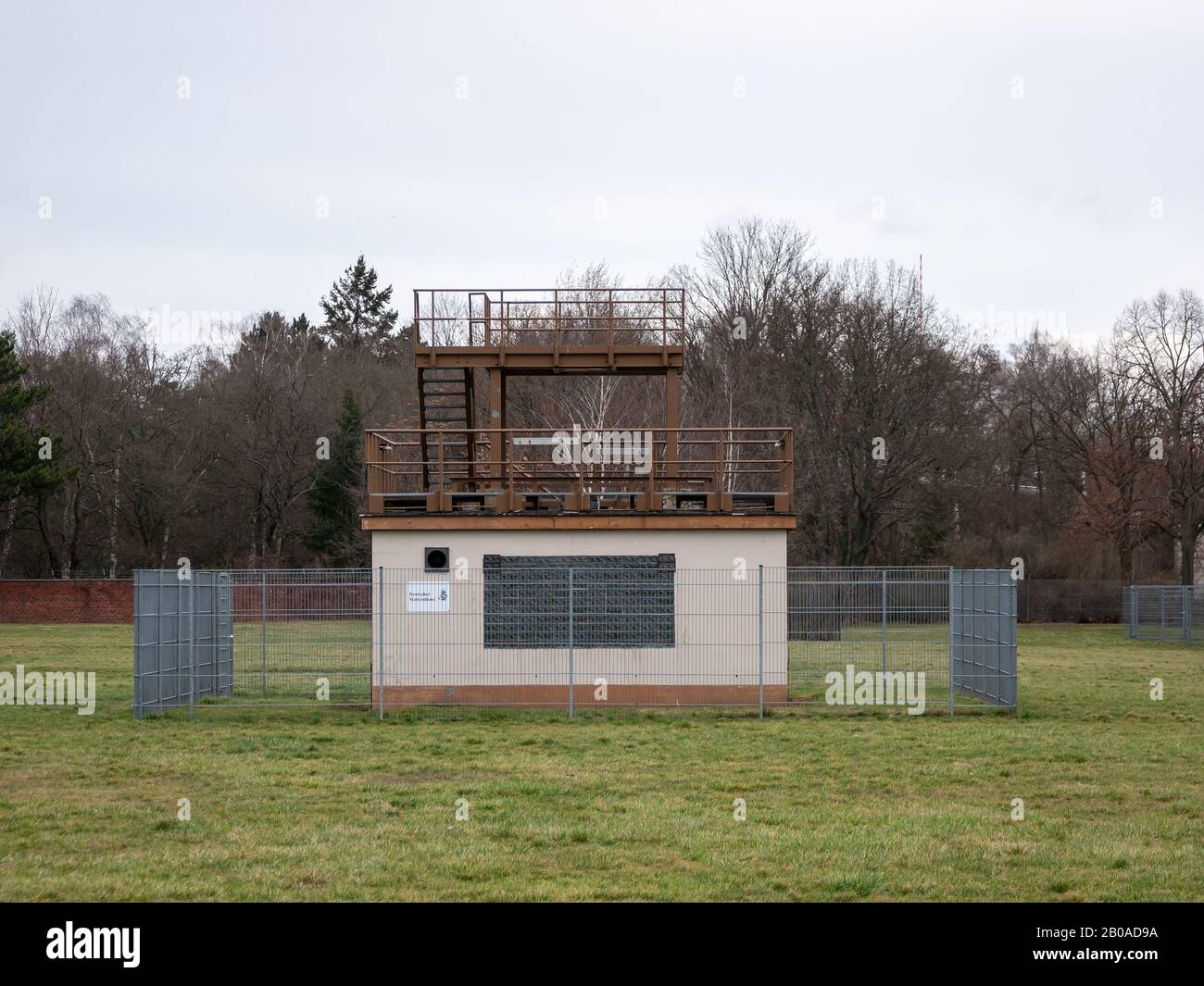 Berlin, Allemagne - 8 Février 2020: Station Météorologique Du Service Météorologique Allemand Deutscher Wetterdienst À Tempelhofer Feld À Berlin, Allemagne Banque D'Images