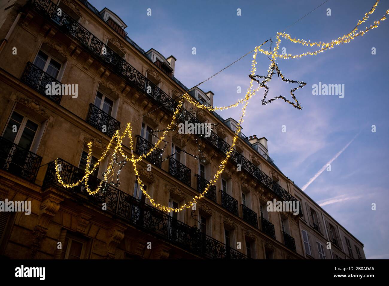 Illuminations de vacances dans une rue de Passy, Paris, France près de Noël Banque D'Images