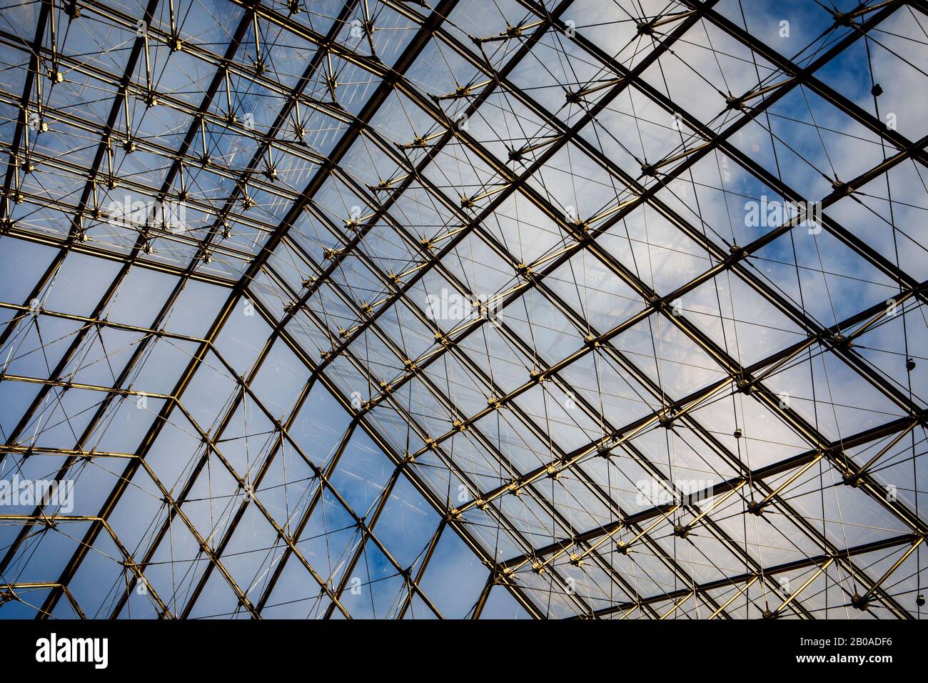 La célèbre pyramide de verre de im PEI à l'entrée du Louvre. Banque D'Images