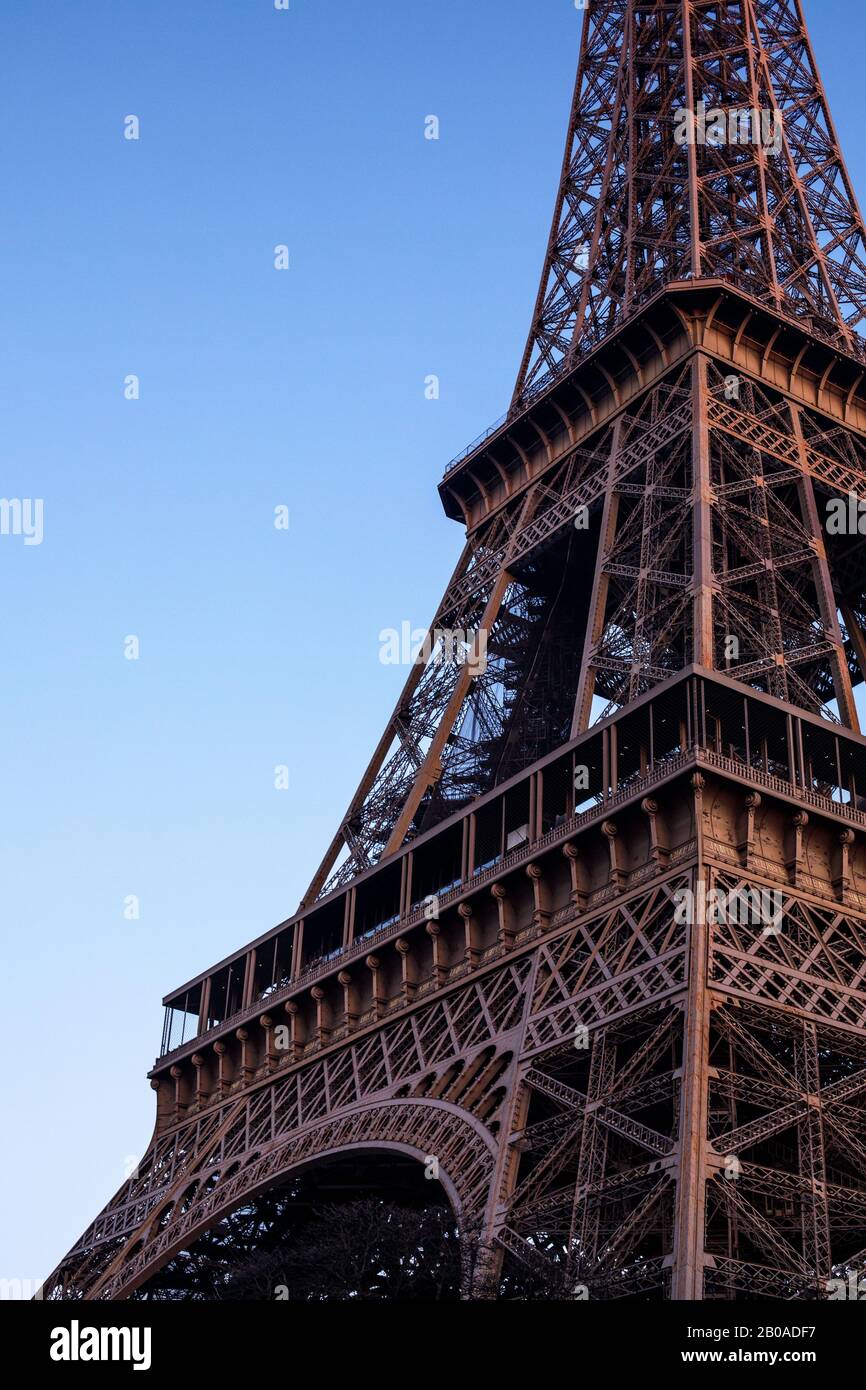 Lever de soleil sur la Tour Eiffel à Paris, France. Banque D'Images
