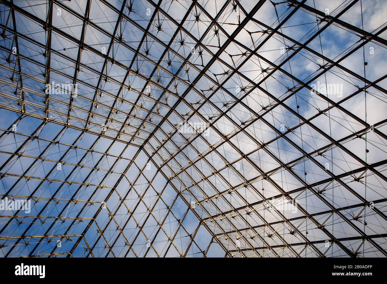 La célèbre pyramide de verre de im PEI à l'entrée du Louvre. Banque D'Images