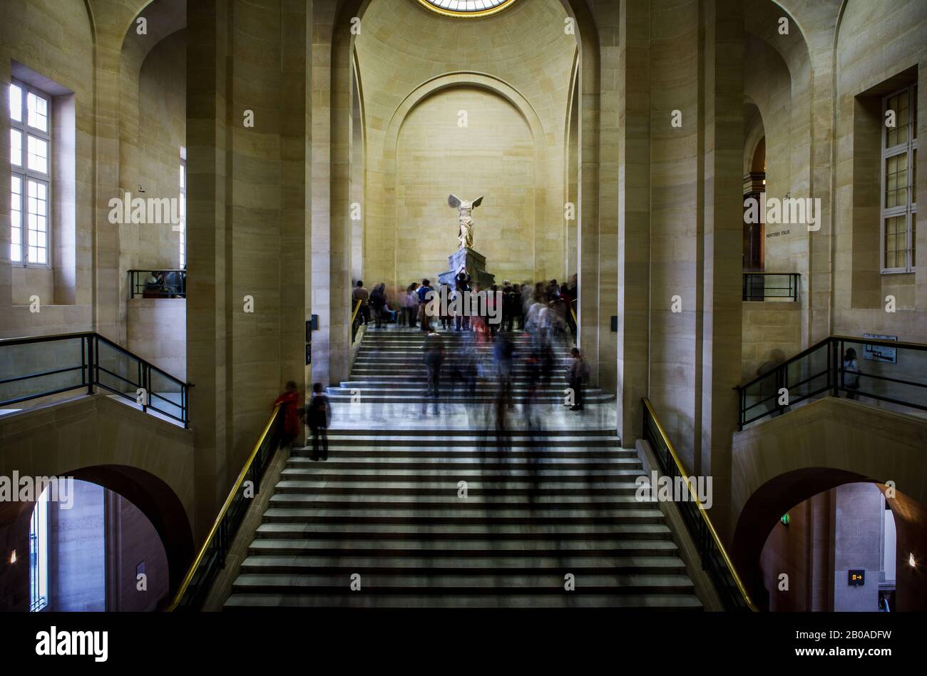 Les touristes passent par l'un des principaux couloirs d'entrée du Louvre, Paris Banque D'Images