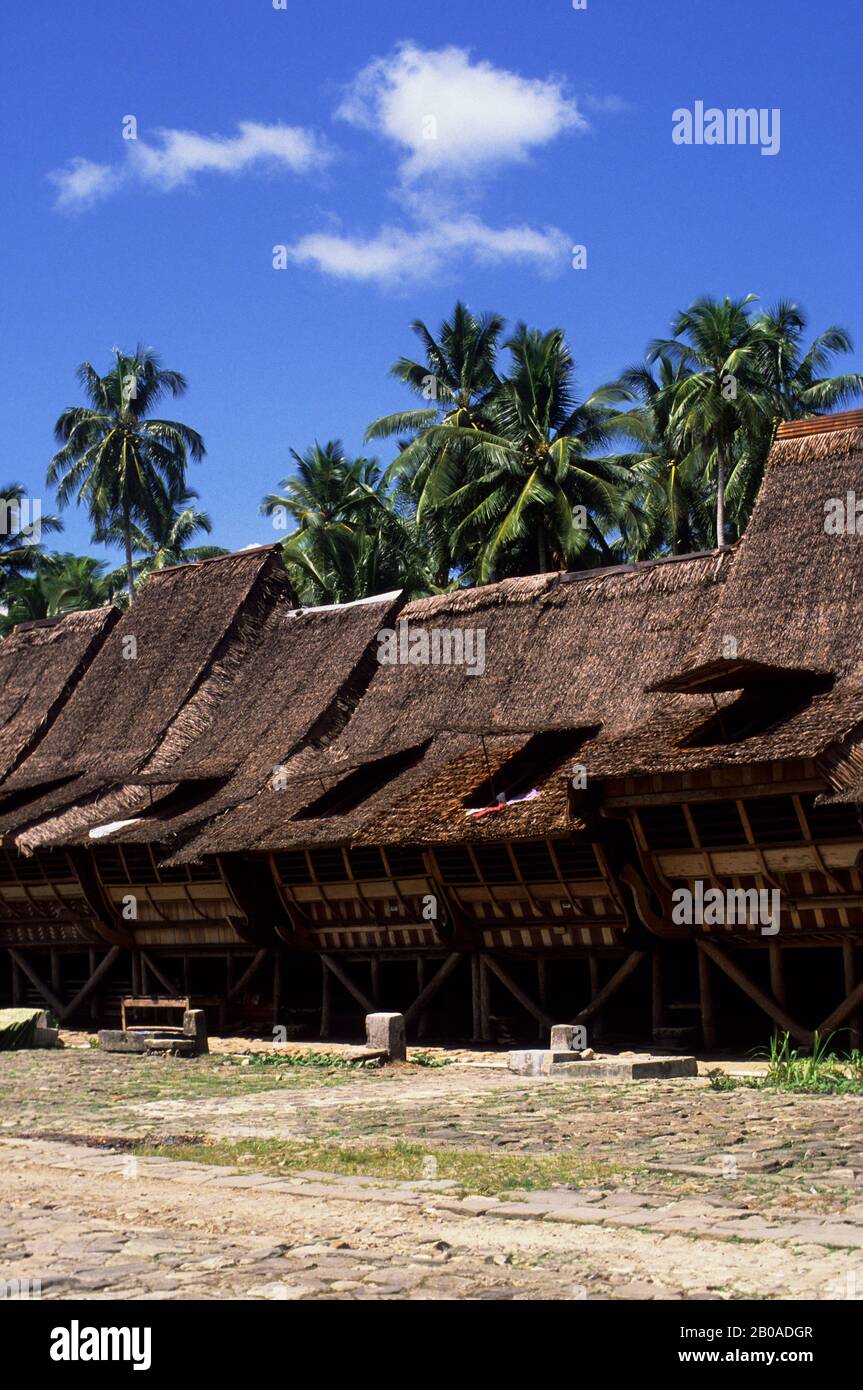 ASIE, INDONÉSIE, SUMATRA, ÎLE DE NIAS, VILLAGE DE HILISIMAETANO, MAISONS TRADITIONNELLES Banque D'Images