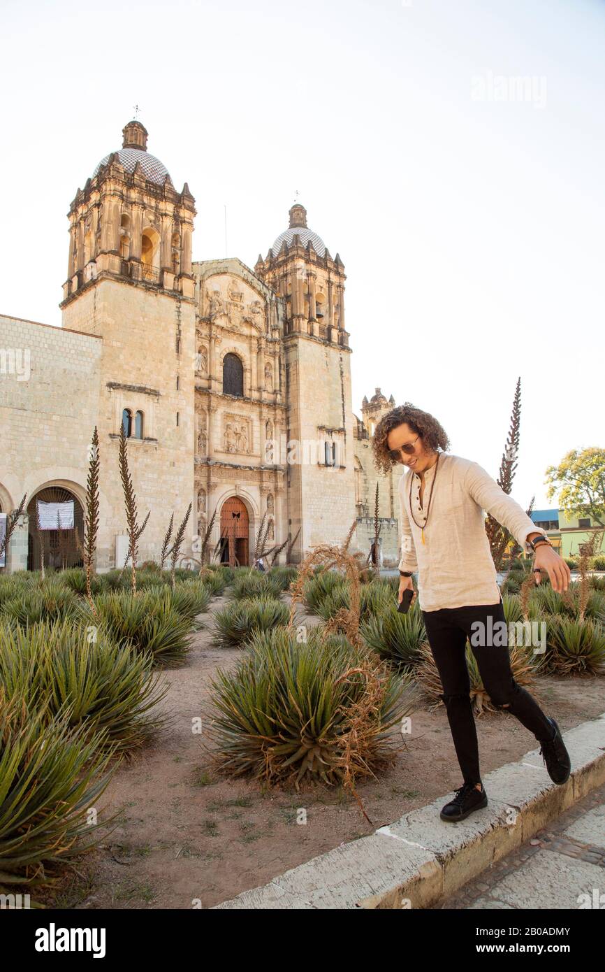 Homme mexicain qui fait froid devant l'église de Saint-Domingue à Oaxaca Banque D'Images
