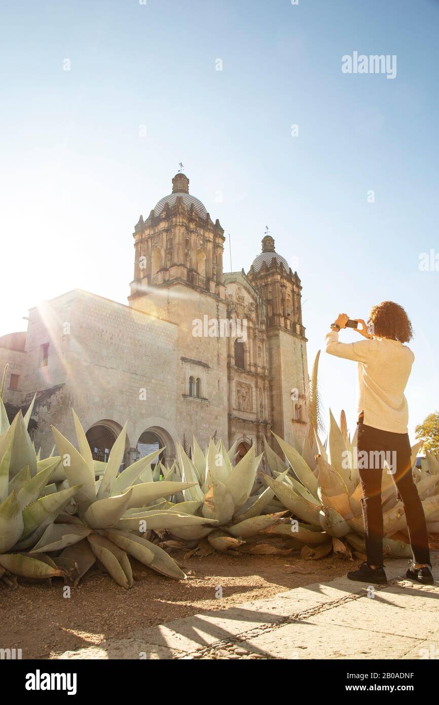 Homme prenant des photos avec un iphone de l'église de Saint-Domingue à Oaxaca Banque D'Images