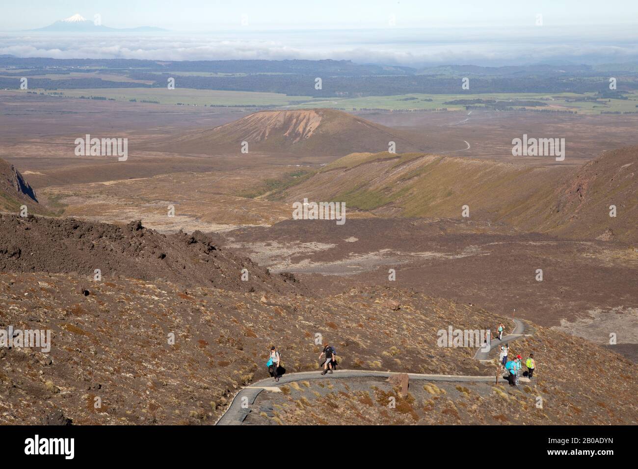 Les gens trekking à travers le paysage volcanique au croisement alpin de Tongariro Banque D'Images