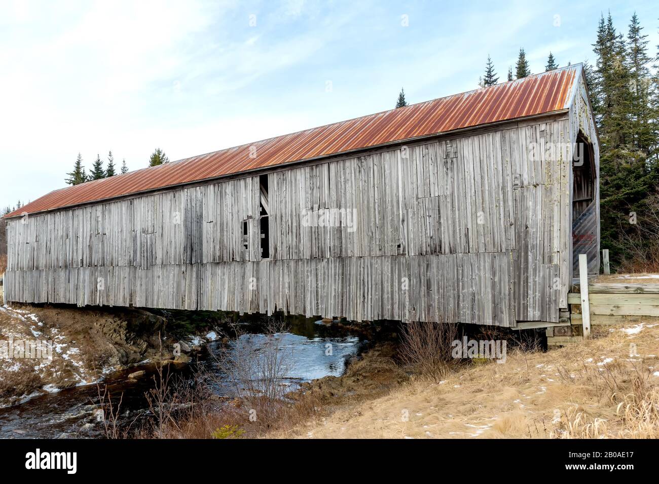 Un vieux pont couvert en bois à Lepreau, au Nouveau-Brunswick, au Canada. Le pont n'est plus utilisé. Banque D'Images