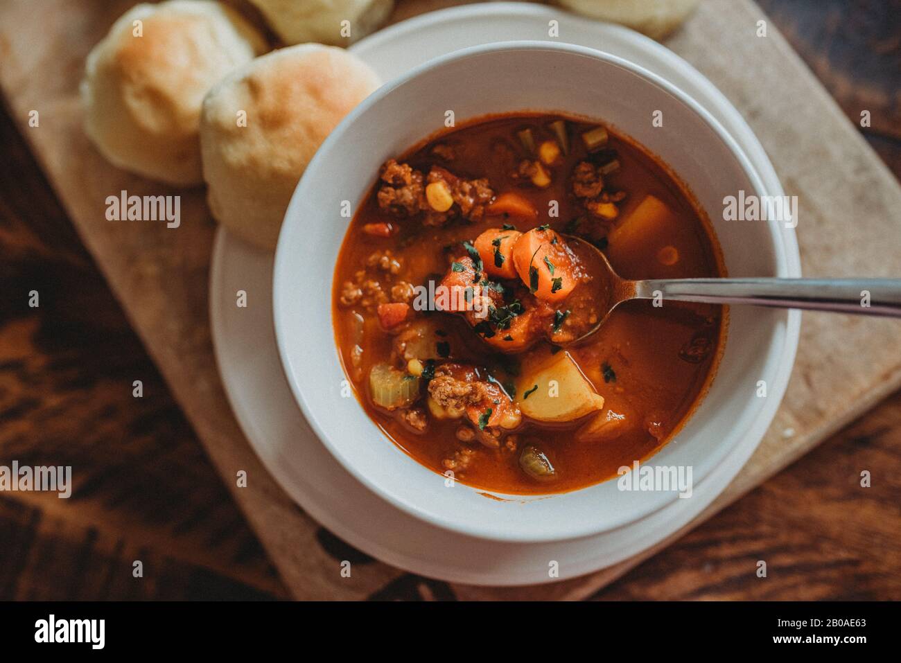 Dîner chaud à la soupe de légumes maison Banque D'Images