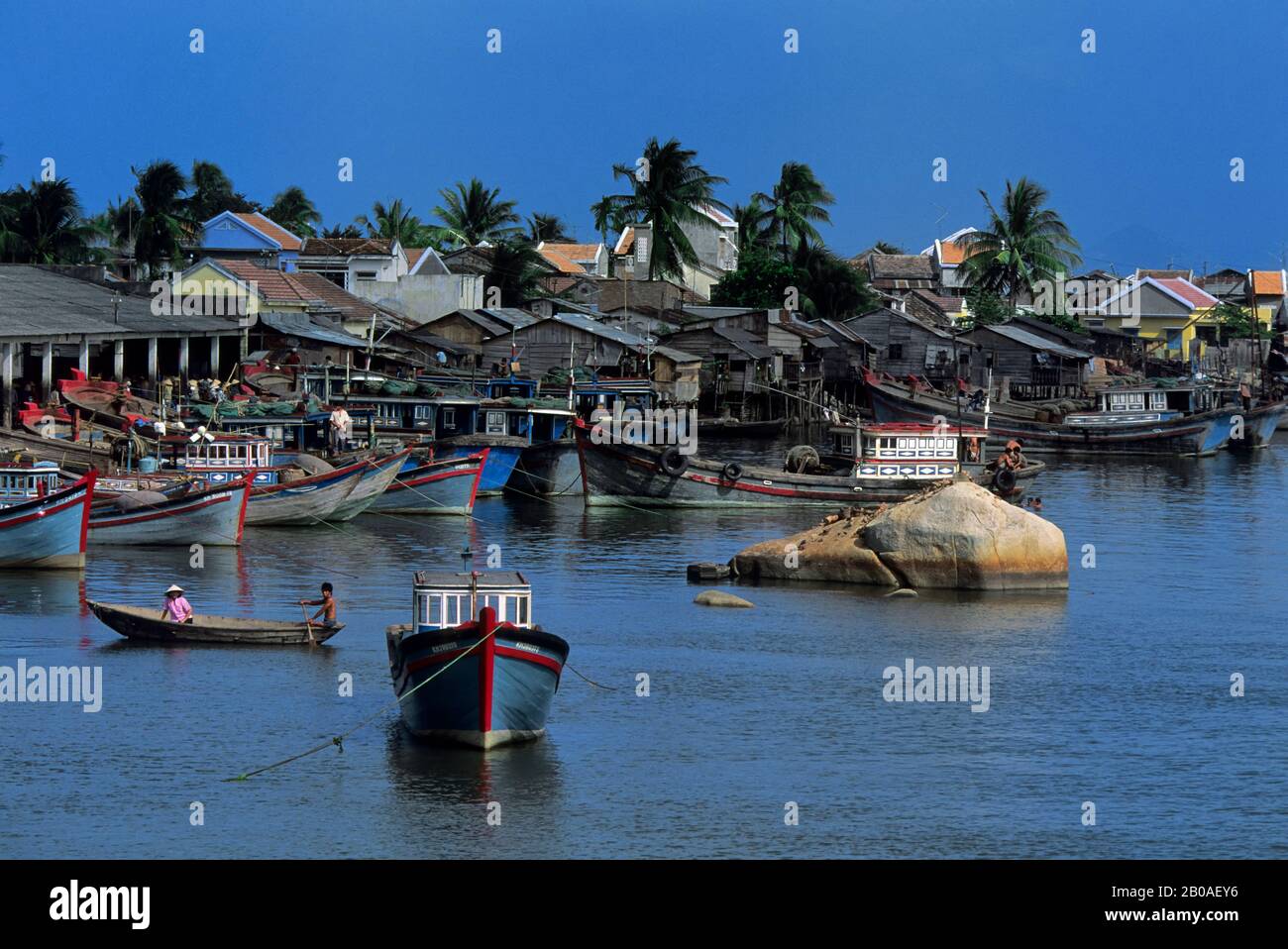 VIETNAM, CÔTE CENTRALE SUD, NHA TRANG, PORT DE PÊCHE AVEC VILLAGE DE PÊCHE Banque D'Images