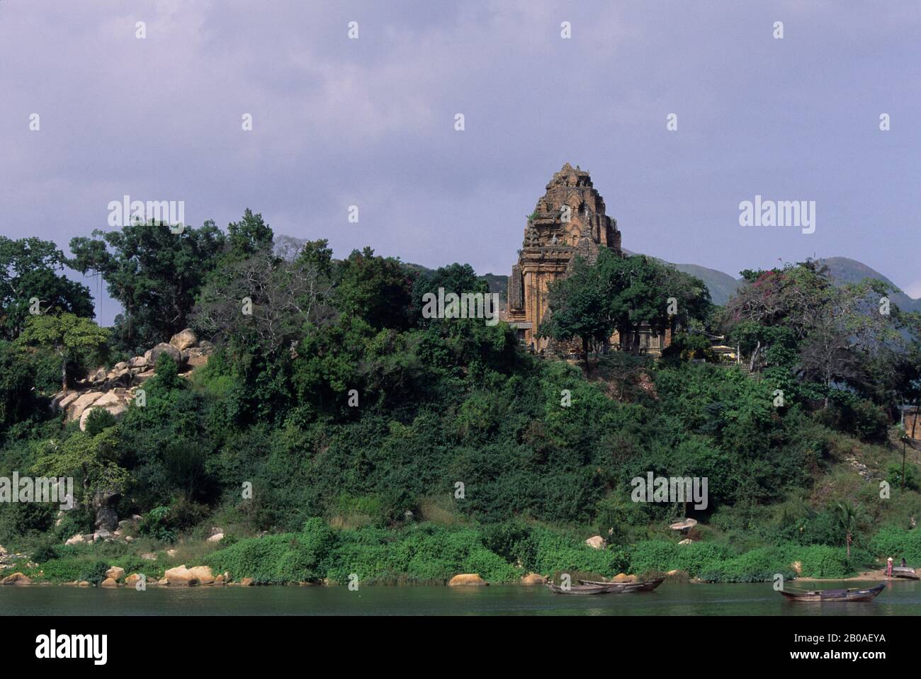 VIETNAM, SO.CENTRAL COAST, NHA TRANG, VUE SUR LES TOURS DE PO NAGAR CHAM Banque D'Images