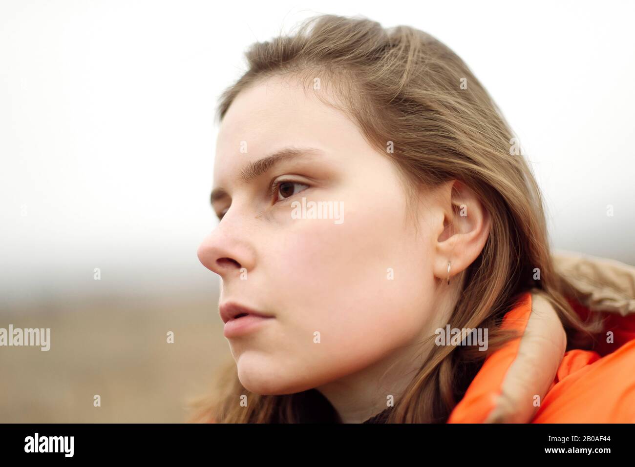 Portrait d'une jeune femme en plein air. Banque D'Images