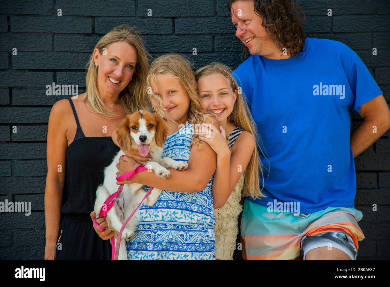 Famille posant avec leur animal de compagnie Banque D'Images