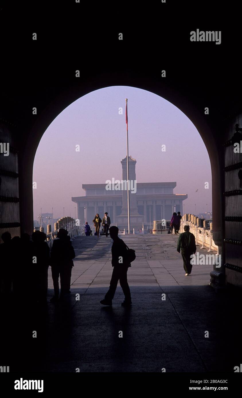 CHINE, BEIJING, VUE À TRAVERS LA PORTE DE LA PAIX CÉLESTE DE LA PLACE TIANAMEN Banque D'Images