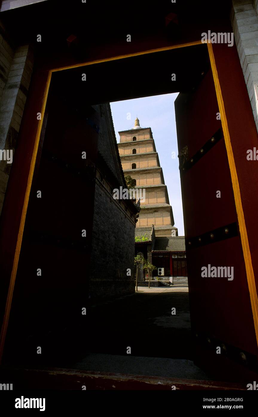 CHINE, PROVINCE DE SHAANXI, XIAN, GRANDE PAGODE D'OIE SAUVAGE, VUE À TRAVERS LA PORTE DU TEMPLE Banque D'Images