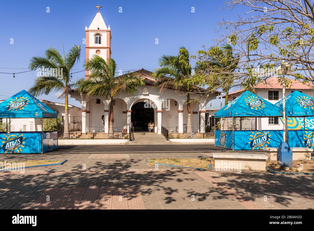 Pedasi, Panama - 16 février 2020: Façade de l'église catholique appelée Iglesia de Santa Catalina à Pedasi, Panama. Banque D'Images