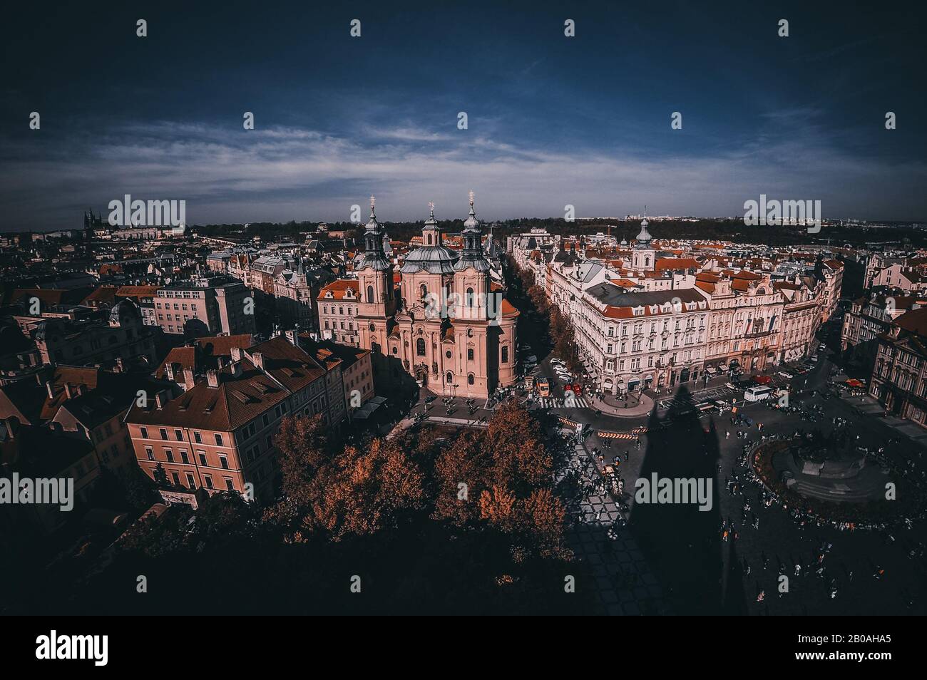 Vue aérienne de l'église Saint-Nicolas (tchèque: Kostel Svateho Mikulase) et de la place de la Vieille Ville (Staromestske namesti) dans la ville de Prague, en République tchèque Banque D'Images