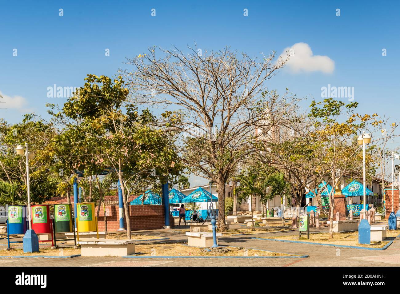 Pedasi, Panama - 16 février 2017 : place principale dans la ville de Pedasi au Panama. Église catholique appelée Iglesia de Santa Catalina en arrière-plan. Banque D'Images