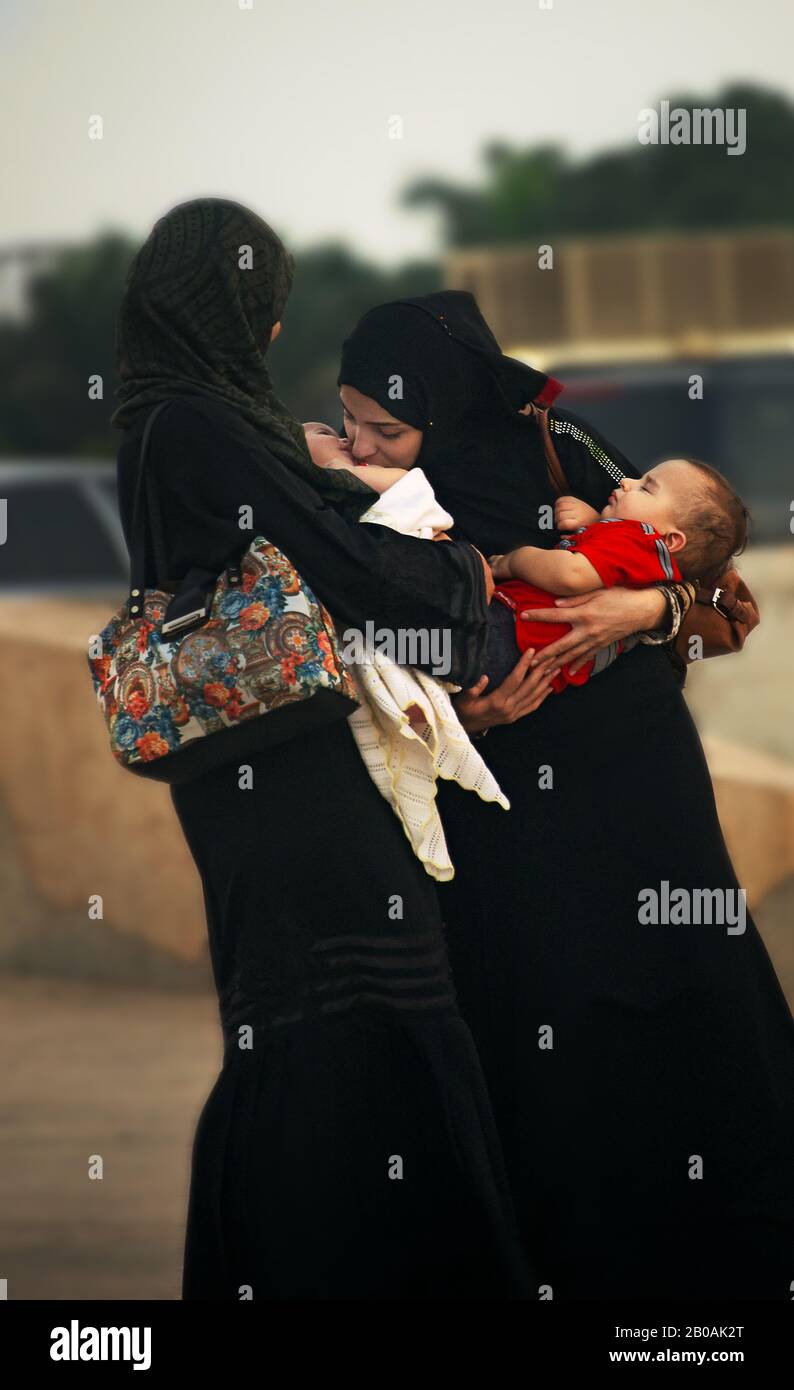 Deux mères saoudiennes tenant leurs bébés à Djeddah, en Arabie Saoudite Banque D'Images