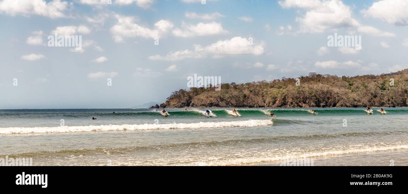 Venao Beach, Azuero, Panama - 16 février 2020: Surfeurs dans les eaux de la plage de Venao dans la péninsule d'Azuero, Panama., Banque D'Images