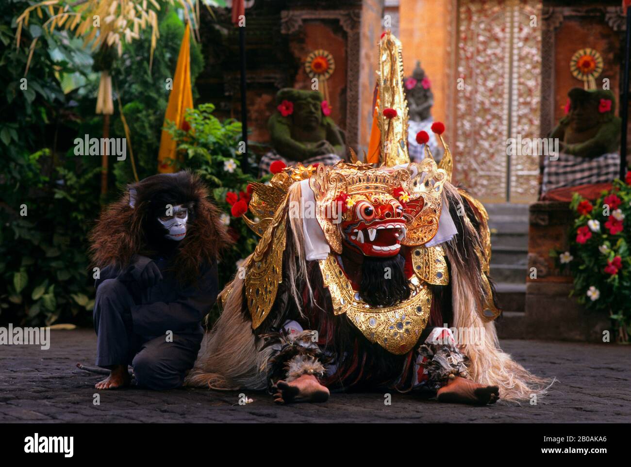 INDONÉSIE, BALI, DANSE BARONG, BARONG (ANIMAL MYTHIQUE) ET SINGE Banque D'Images