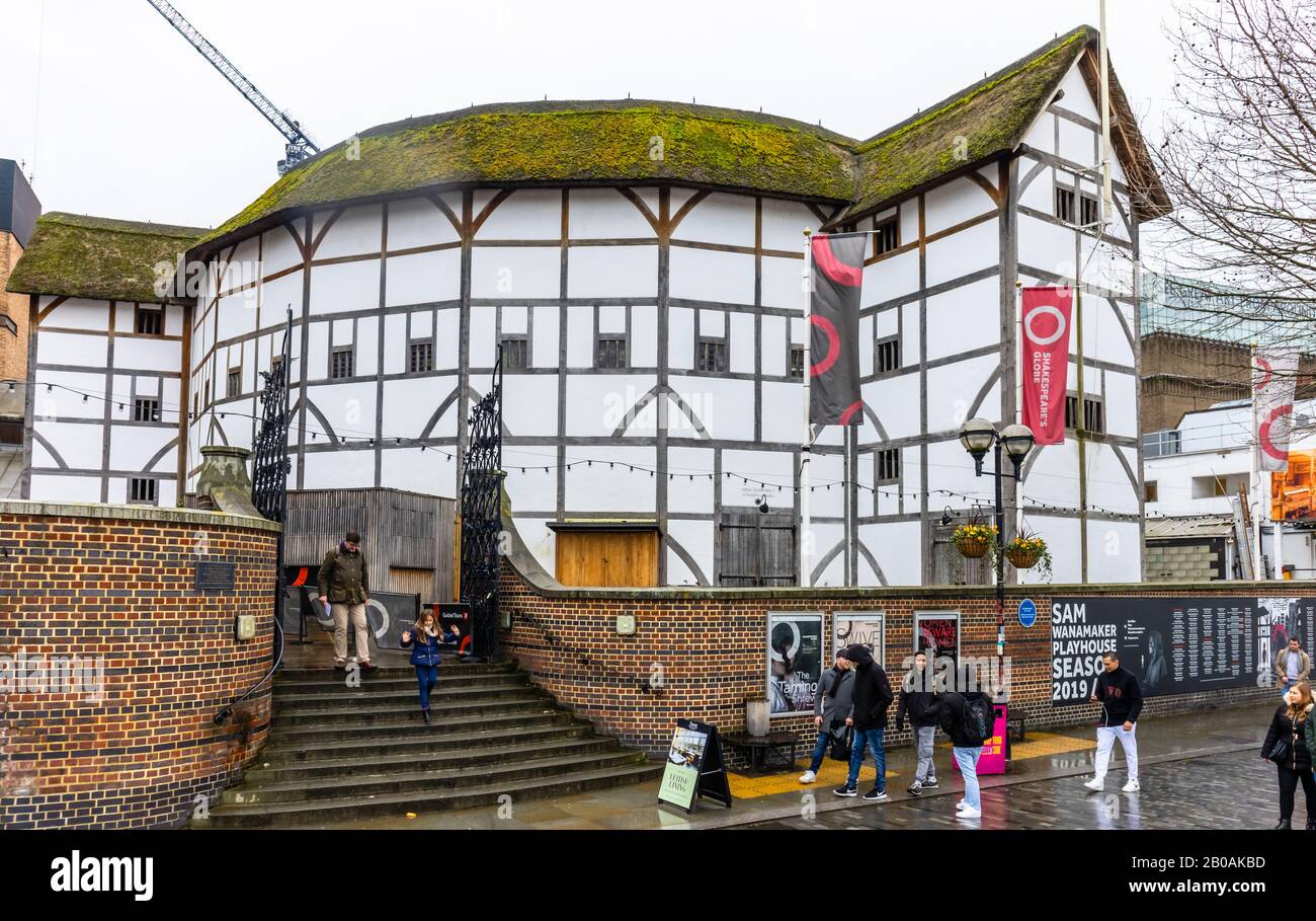 Vue sur le Globe Theatre sur La Promenade de la Reine sur la rive sud de la Tamise en mauvais temps en hiver, Southwark, Londres Banque D'Images