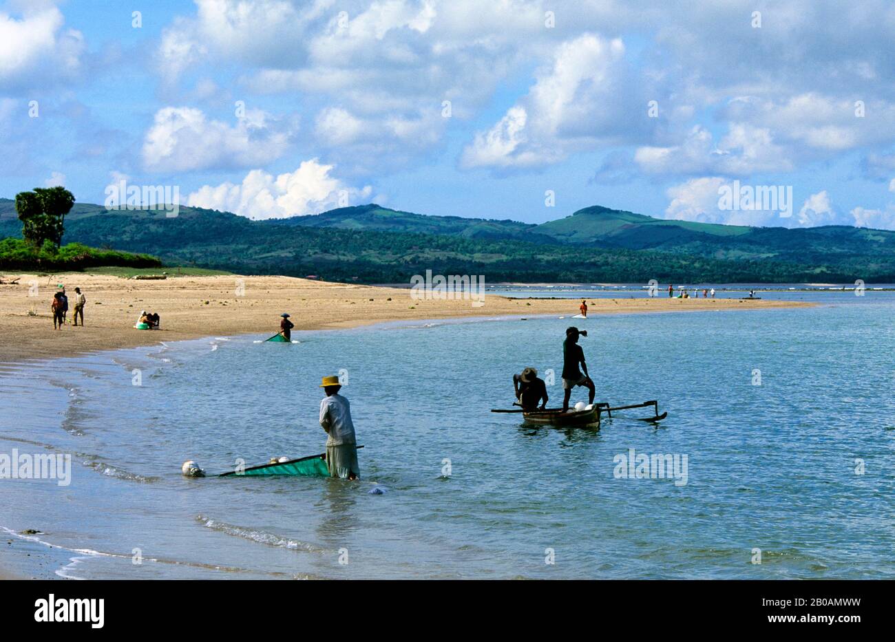 INDONÉSIE, SAWU (SEBA) ISLAND FEMME PÊCHANT LE LONG DU RIVAGE Banque D'Images