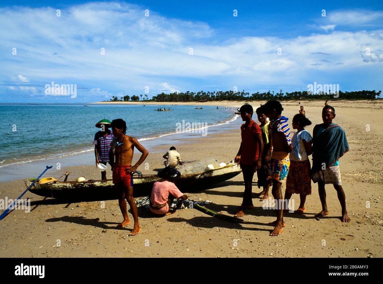 INDONÉSIE, SAWU (SEBA) PÊCHEURS DE L'ÎLE TRIANT LES PRISES SUR LA PLAGE Banque D'Images