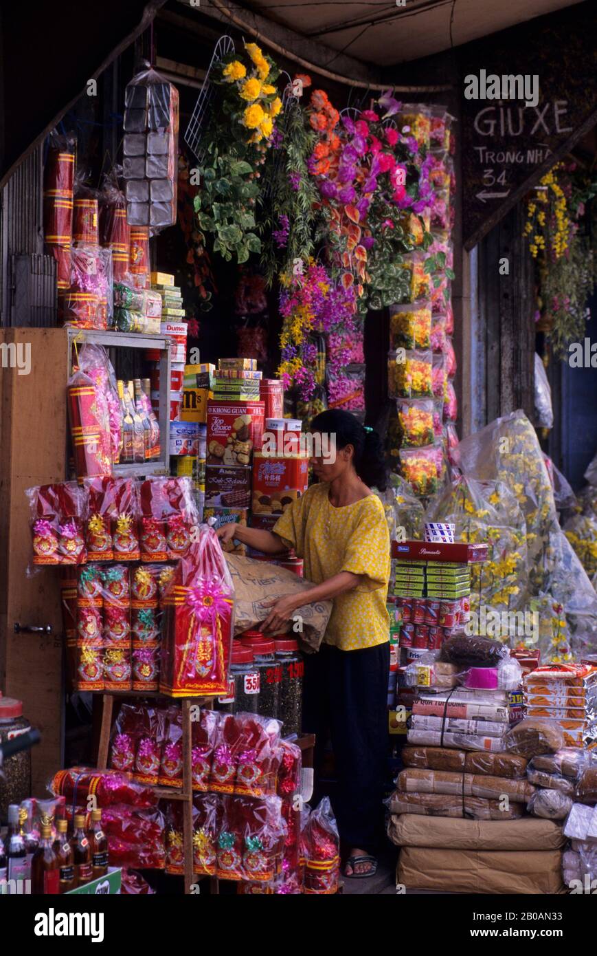VIETNAM, HO CHI MINH VILLE (SAIGON), CHINATOWN, BEN THANH MARCHÉ SCÈNE Banque D'Images