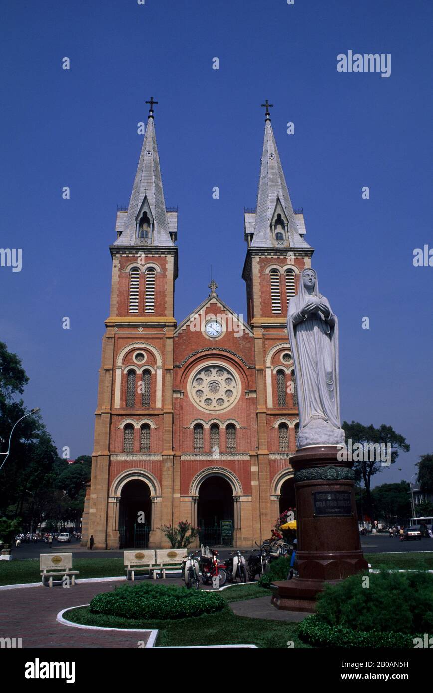 VIETNAM, VILLE DE HO CHI MINH (SAIGON), CATHÉDRALE NOTRE DAME, ARCHITECTURE COLONIALE FRANÇAISE Banque D'Images