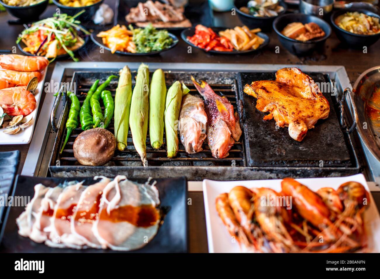 Barbecue de poulet et de fruits de mer sur le grill au restaurant Banque D'Images