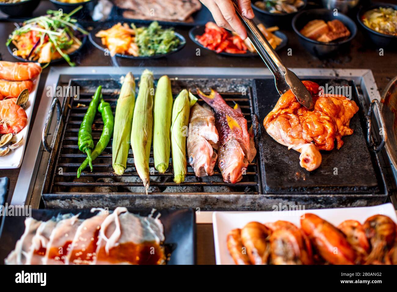 Faites un barbecue au poulet et au feu de bois sur le gril au restaurant Banque D'Images