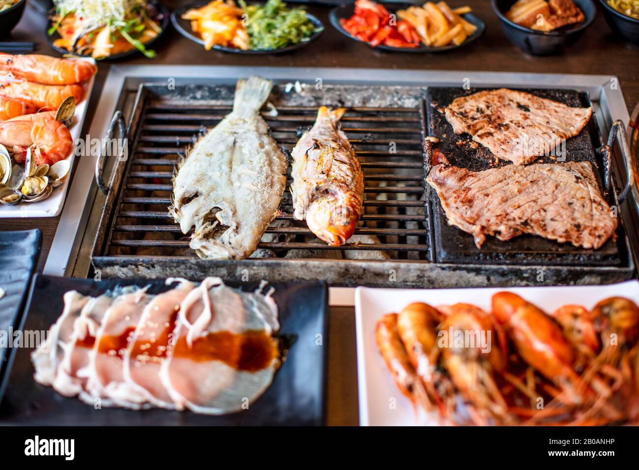 Barbecue de poisson et de porc sur le gril au restaurant Banque D'Images