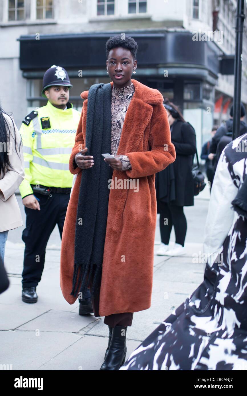 Londres, Royaume-Uni - 13 février 2020, style de rue. Une fille dans un  manteau en fausse