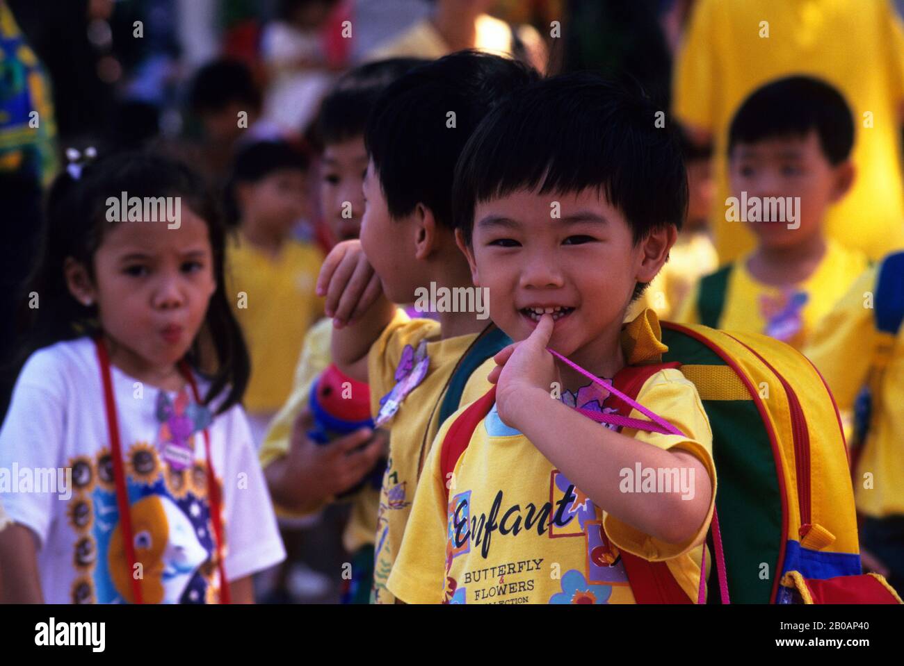 SINGAPOUR, CLASSE MATERNELLE, PORTRAIT DE GARÇON Banque D'Images