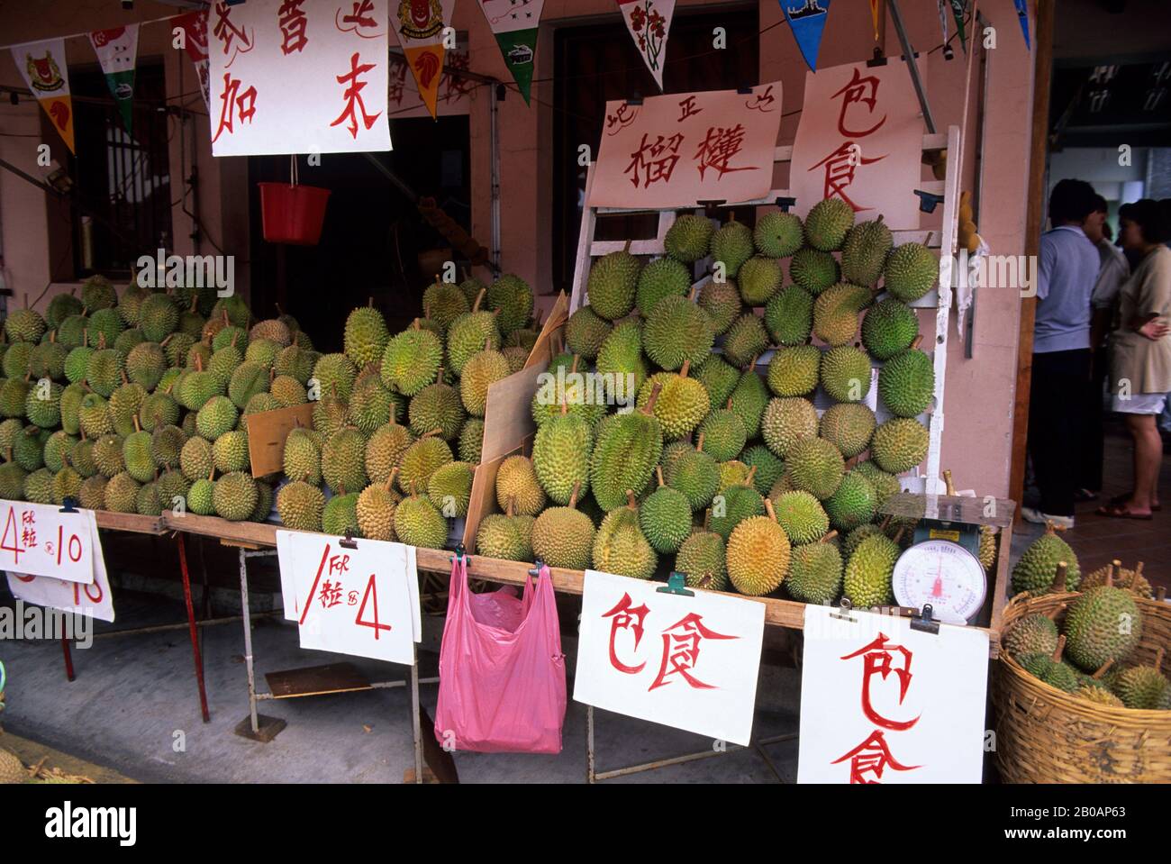 SINGAPOUR, CHINATOWN, STREET SCENE, DURIAN FRUITS À VENDRE Banque D'Images