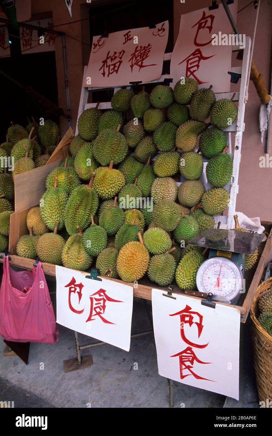 SINGAPOUR, CHINATOWN, STREET SCENE, DURIAN FRUITS À VENDRE Banque D'Images