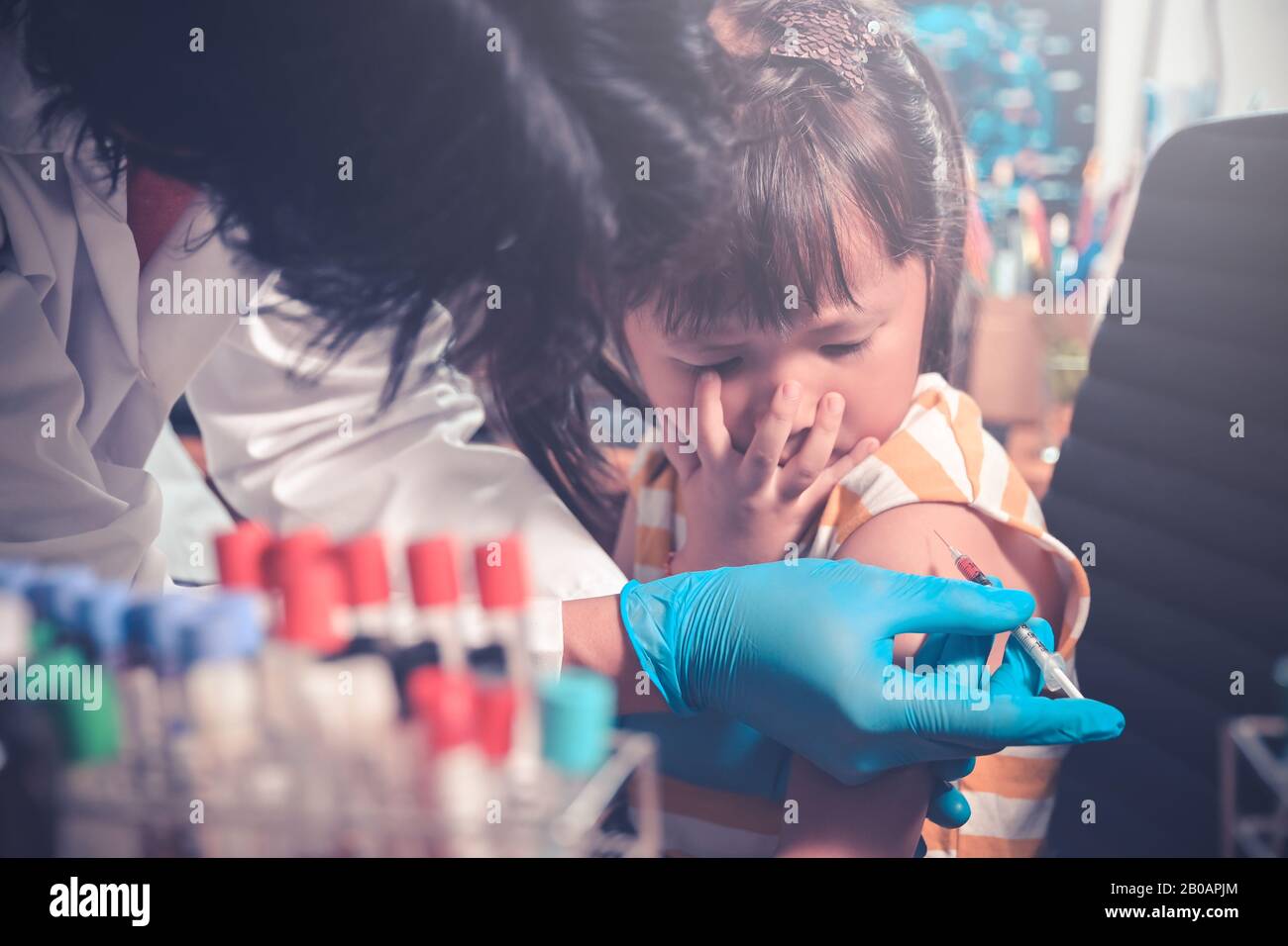 Enfant de bébé ayant injection, médecin proche injection de la vaccination au bras du vaccin asiatique de petite fille dans la santé et le concept médical de l'hôpital,4-6 ans Banque D'Images