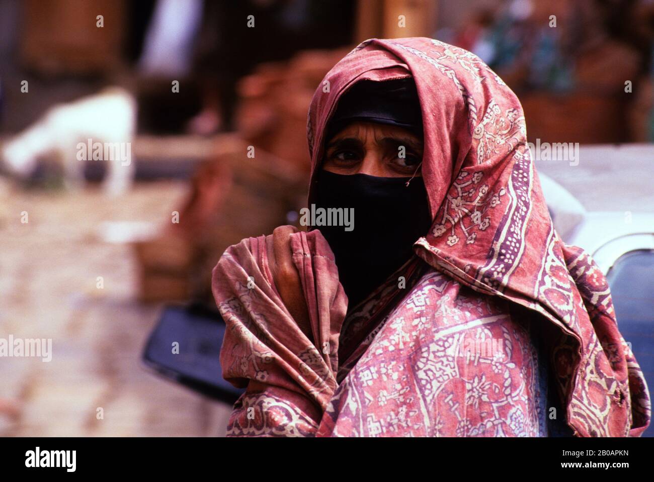 YÉMEN, SANA'A, VIEILLE VILLE, SOUK (MARCHÉ), FEMME VOILÉE, PORTRAIT Banque D'Images